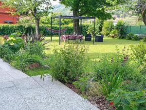 A garden outside B&B VILLA PREZIOSA LAGO MAGGIORE