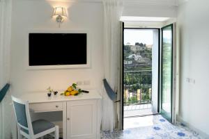 TV a/nebo společenská místnost v ubytování Suites in the Amalfi Coast - GuestHouse with Terrace near Amalfi - Breathtaking View of Ravello