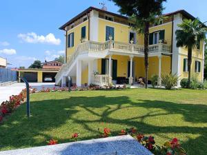 A garden outside B&B VILLA PREZIOSA LAGO MAGGIORE