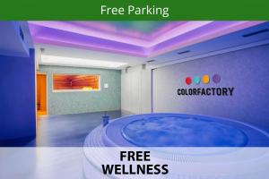 布拉格COLORFACTORY SPA Hotel - Czech Leading Hotels的 ⁇ 染一个房间带浴缸的浴室