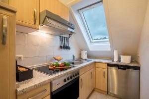 una pequeña cocina con fregadero y ventana en Ferienwohnung 1 Soltau, en Soltau