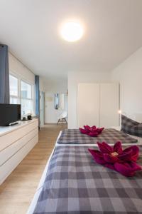 Un dormitorio con una cama grande con flores rojas. en Haus Nordstrand FeWo Zingst, en Prerow