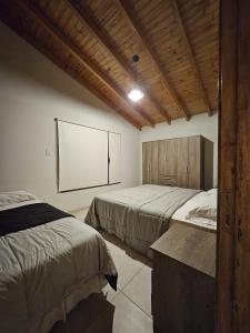 Pokój z 2 łóżkami i projekcją w obiekcie Cabañas Golden w mieście San Rafael