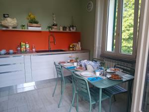 una cucina con tavolo e cibo di B&B VILLA PREZIOSA LAGO MAGGIORE a Lesa