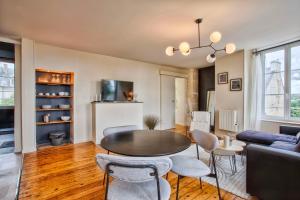 sala de estar con mesa y sillas en La Casa Pampa — Comfort, Style & Modernity en Falaise