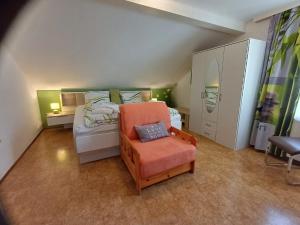 A bed or beds in a room at Gästehaus Ranftl