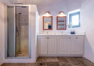 Koupelna v ubytování Villa Vrissi + 57 fotografií