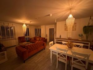 un soggiorno con divano e tavolo di TOP appartement met garage "Au Franelle" a Ostenda