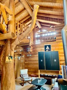 una habitación con un árbol en el medio de un edificio en Le Gite de Briey en Chalais