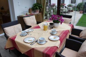 une table avec des plaques de cuisson au-dessus dans l'établissement Haus Riedl, à Seeboden