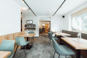 a restaurant with tables and chairs and a window at Apart Himmel-Raich in Kaunertal