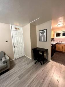 a living room with a desk and a door at Apartment in Greenwich in London