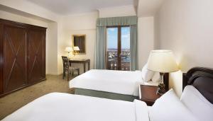 Postel nebo postele na pokoji v ubytování Cairo World Trade Center Hotel & Residences