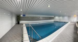 una grande piscina in un edificio di Dünenrose am Nordstrand a Norderney