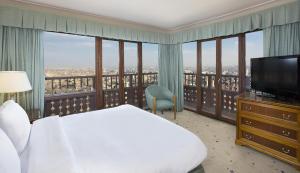 Foto da galeria de Cairo World Trade Center Hotel & Residences no Cairo