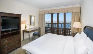Postel nebo postele na pokoji v ubytování Cairo World Trade Center Hotel & Residences