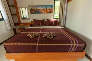 um quarto com uma cama grande num quarto em BangPo Resort em Ban Bang Po