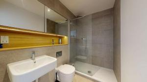 Hsia-shih-piにある迪諾文旅のバスルーム(洗面台、トイレ、シャワー付)