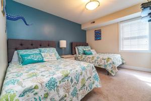 1 dormitorio con 2 camas y paredes azules en 4-bedroom condo, elevator, king bed, and parking, en Ocean City