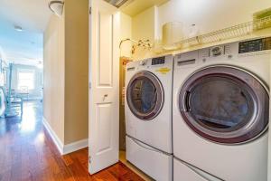 una lavadora y secadora blancas en una habitación en 4-bedroom condo, elevator, king bed, and parking, en Ocean City