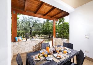 een eetkamer met een tafel met eten erop bij Agriturismo I Tesori del Sud Vieste, Puglia in Vieste