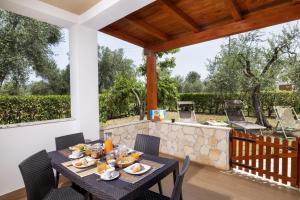 stół z jedzeniem na patio w obiekcie Agriturismo I Tesori del Sud Vieste, Puglia w mieście Vieste