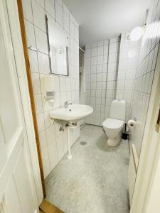 La salle de bains est pourvue d'un lavabo et de toilettes. dans l'établissement aday - Randers Elegant and Trendy Apartment, à Randers