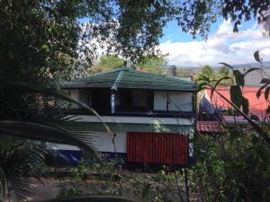 una casa con un techo de estaño encima en EL-CACIQUE-guesthouse-since-2003 en Santiago Este