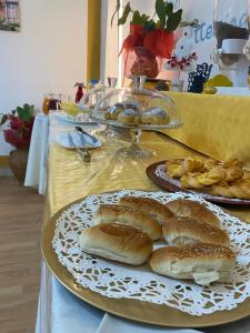 una mesa cubierta con platos de perritos calientes y bollería en Politeama Center, en Palermo