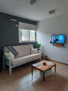 ein Wohnzimmer mit einem Sofa und einem Couchtisch in der Unterkunft VILLA CUBA in Villa Rumipal