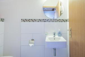 Et badeværelse på Ferienhaus Bellevue + 20 billeder