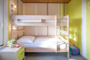 En eller flere senge i et værelse på Ferienhaus Bellevue