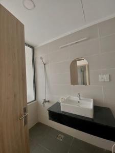 a bathroom with a sink and a mirror at Căn hộ biển Aria Vũng Tàu in Xa Thang Nhut