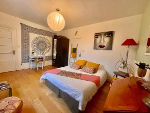 1 dormitorio con 1 cama grande y 1 mesa en Nuits océanes à La Rochelle avec parking privatif, en La Rochelle
