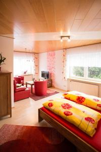 1 dormitorio con 2 camas y sala de estar en Ferienhaus 'am Berg', en Fehrenbach
