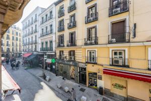 uitzicht op een straat met gebouwen bij Victoria Apartments in Madrid