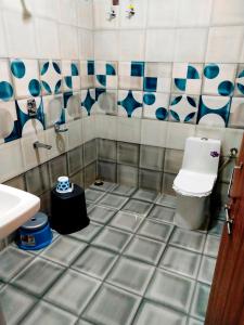 y baño con aseo y lavamanos. en HOTEL SHIVALAY, en Pachmarhī