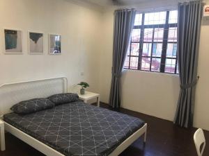 1 dormitorio con cama y ventana en Dahlia Homestay (Wi-Fi & Netflix), en Miri