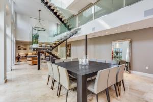 comedor con mesa negra y sillas en Villa Roxi en Miami
