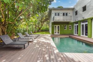 - une piscine avec des chaises longues à côté d'une maison dans l'établissement Villa Roxi, à Miami