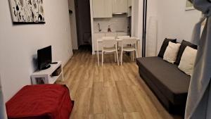 - un salon avec un canapé et une table dans l'établissement nuevo refugio en los bajos de Moncloa!, à Madrid