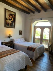 1 dormitorio con 2 camas y ventana grande en Casona Del Rosario - Plaza de Armas en Chachapoyas