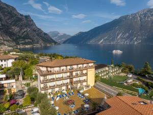 リモーネ・スル・ガルダにあるHotel Garda Bellevueの湖と山の景色を望むホテル