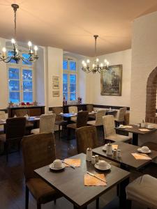 un restaurant avec des tables et des chaises ainsi qu'une salle à manger dans l'établissement Hotel Schnookeloch, à Heidelberg