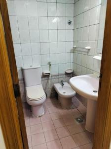 ein Bad mit einem WC und einem Waschbecken in der Unterkunft Vintage Apartment in Abu Dhabi