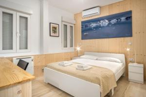 1 dormitorio con 1 cama blanca grande. en 1 bedrooms 1 bathroom furnished - La Latina - modern - MintyStay, en Madrid