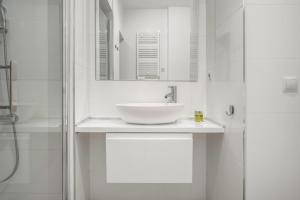 y baño blanco con lavabo y ducha. en 1 bedrooms 1 bathroom furnished - La Latina - modern - MintyStay, en Madrid