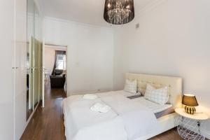ein Schlafzimmer mit einem großen weißen Bett in einem Zimmer in der Unterkunft GA-Old Town&Podwale in Warschau