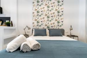 a bedroom with a bed with pillows and a wallpaper at Modern comfy-1bedroom 1bathroom-Prosperidad in Madrid