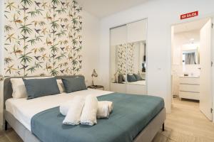 a bedroom with a large bed with towels on it at Modern comfy-1bedroom 1bathroom-Prosperidad in Madrid